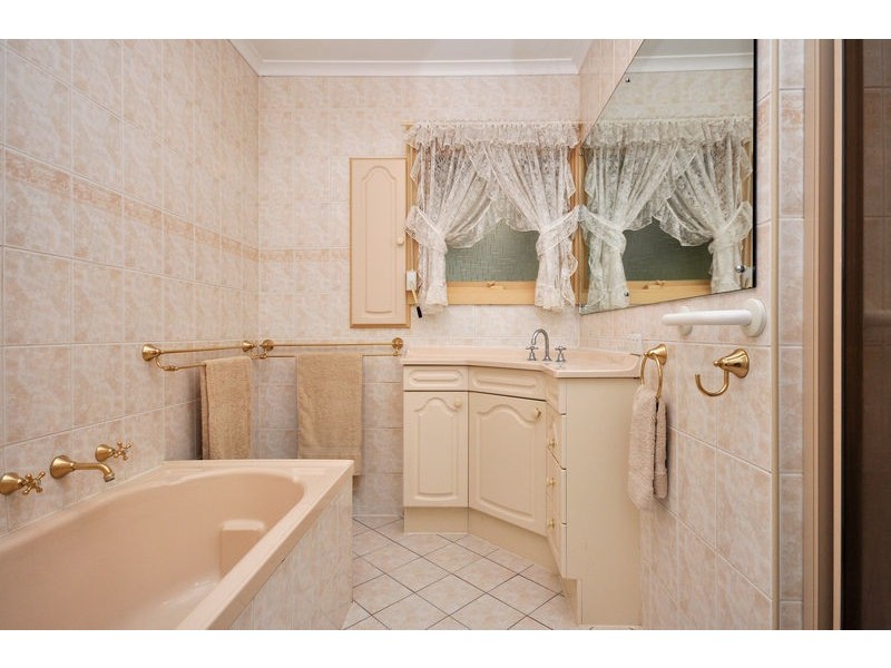 16 Blinkbrae Avenue, Happy Valley SA 5159