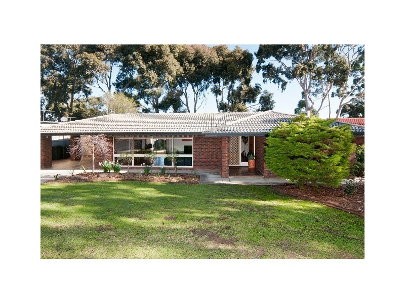 32 Oakridge Road, Aberfoyle Park SA 5159