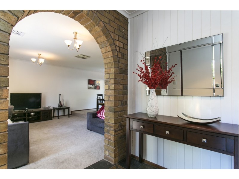 24 Horseshoe Drive, Aberfoyle Park SA 5159