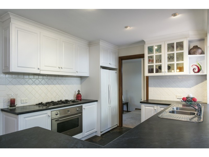 24 Horseshoe Drive, Aberfoyle Park SA 5159