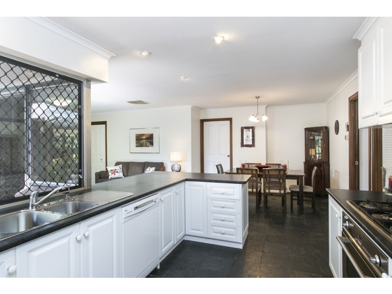 24 Horseshoe Drive, Aberfoyle Park SA 5159