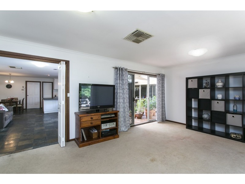 24 Horseshoe Drive, Aberfoyle Park SA 5159