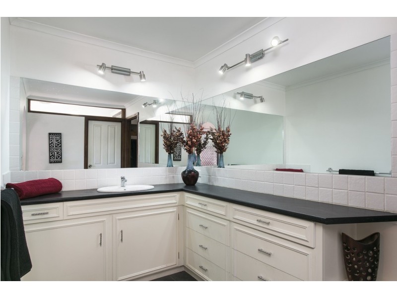 24 Horseshoe Drive, Aberfoyle Park SA 5159