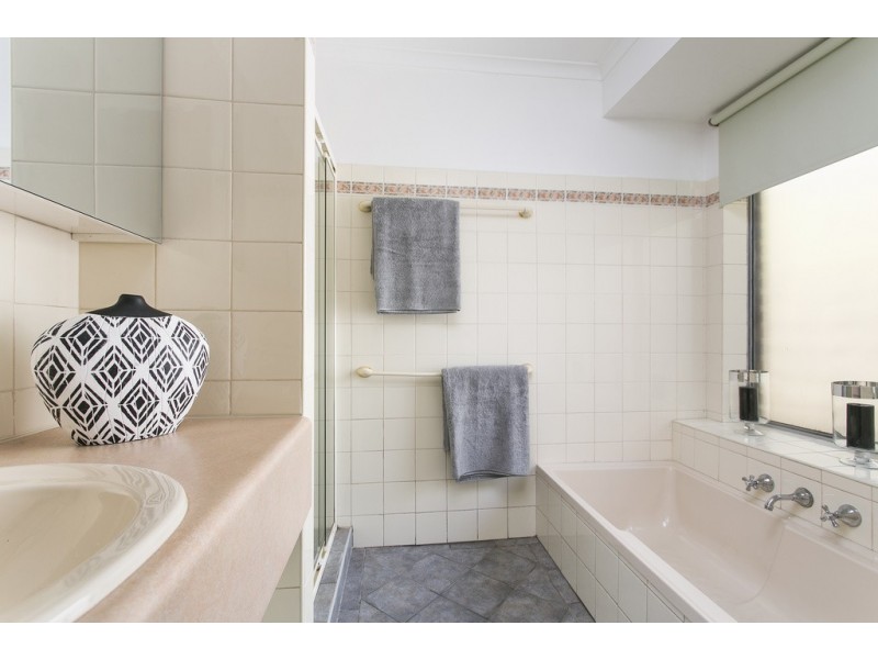 24 Horseshoe Drive, Aberfoyle Park SA 5159