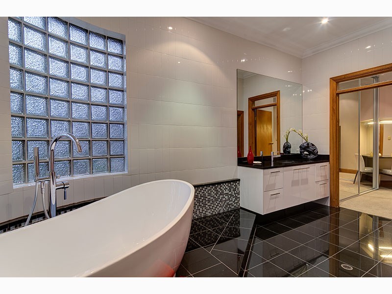 25 Seaview Drive, Happy Valley SA 5159