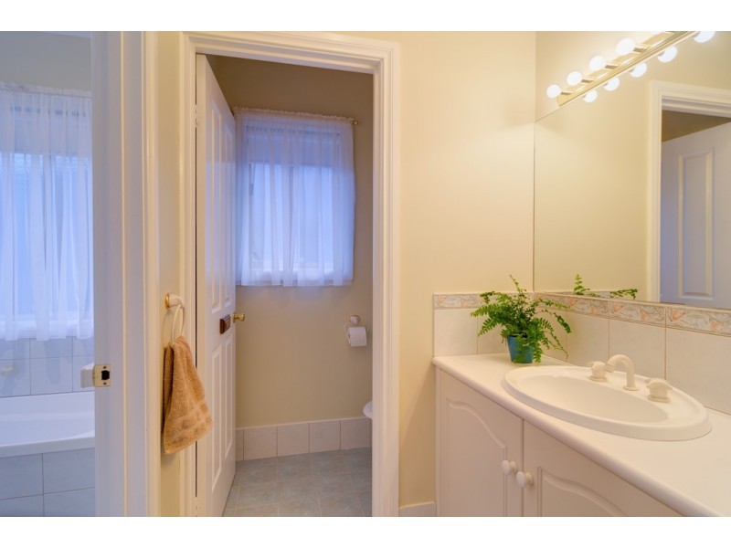 8 Honeyeater Crescent, Flagstaff Hill SA 5159