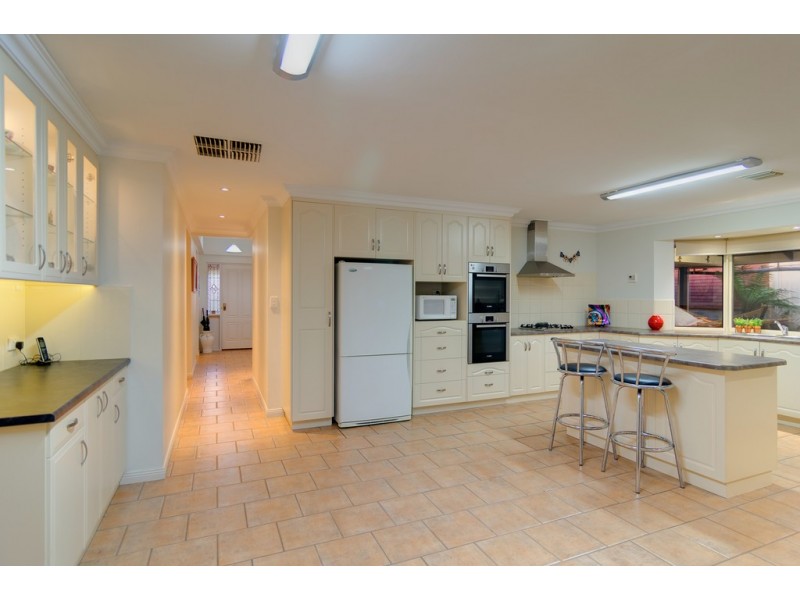 2 Nicholas Walk, Aberfoyle Park SA 5159