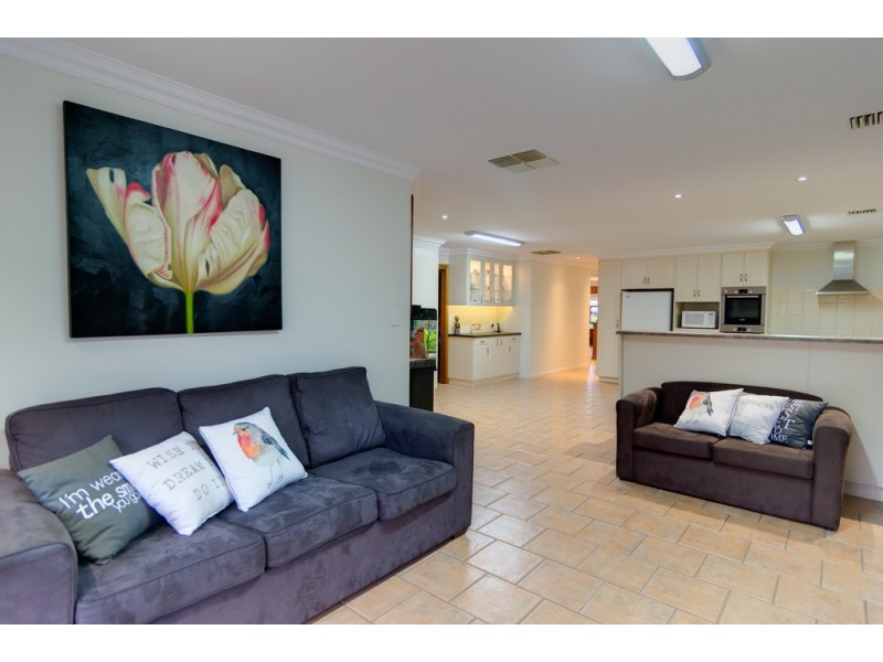 2 Nicholas Walk, Aberfoyle Park SA 5159