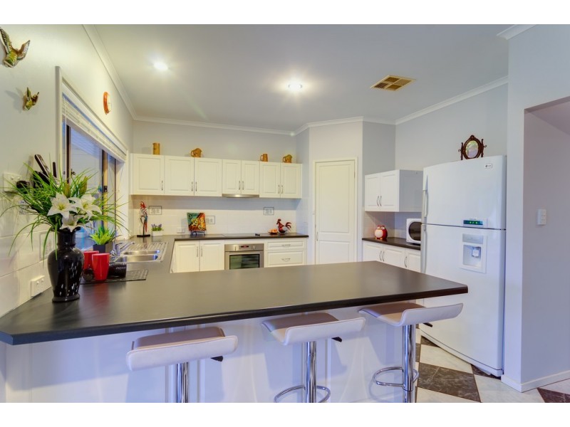 2 Oakley Crescent, Aldinga Beach SA 5173