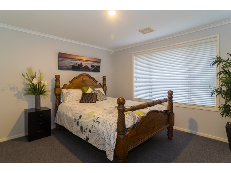 2 Oakley Crescent, Aldinga Beach SA 5173