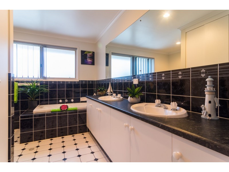 2 Oakley Crescent, Aldinga Beach SA 5173