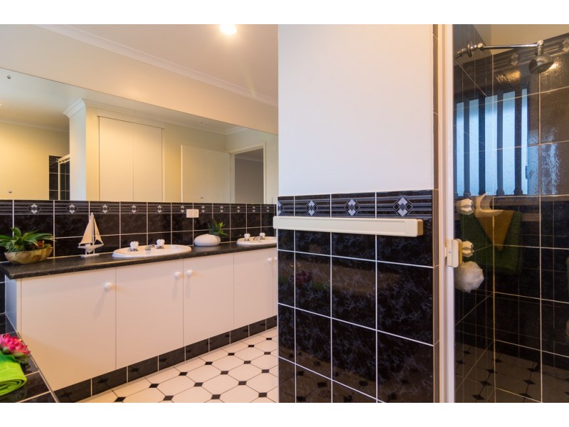 2 Oakley Crescent, Aldinga Beach SA 5173