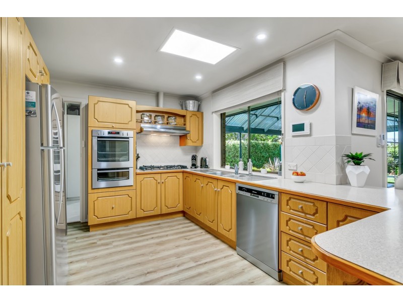 27 Daveys Road, Flagstaff Hill SA 5159