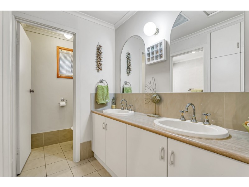 27 Daveys Road, Flagstaff Hill SA 5159