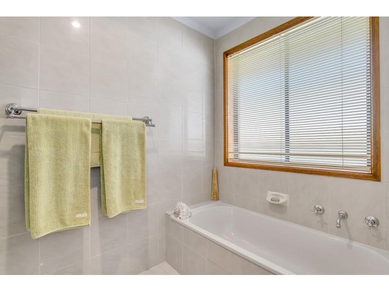 27 Daveys Road, Flagstaff Hill SA 5159