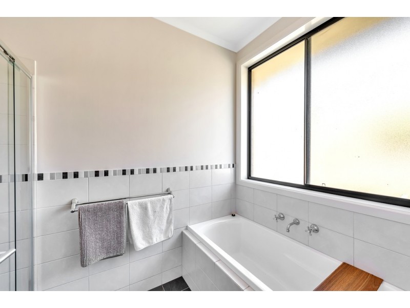 18A Featherstone Drive, Huntfield Heights SA 5163