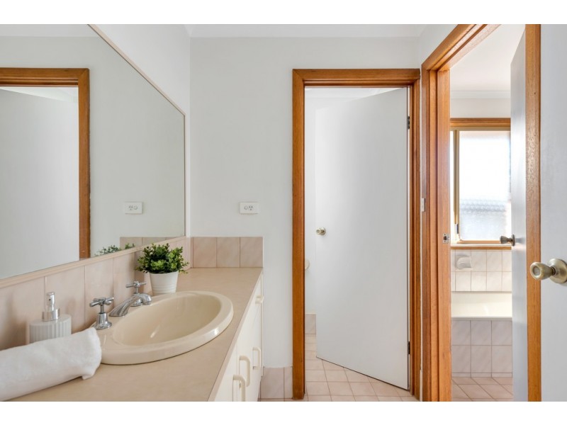 1 Brookside Walk, Aberfoyle Park SA 5159