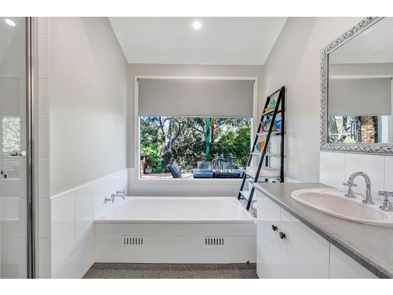 5 Grevillea Road, Aberfoyle Park SA 5159