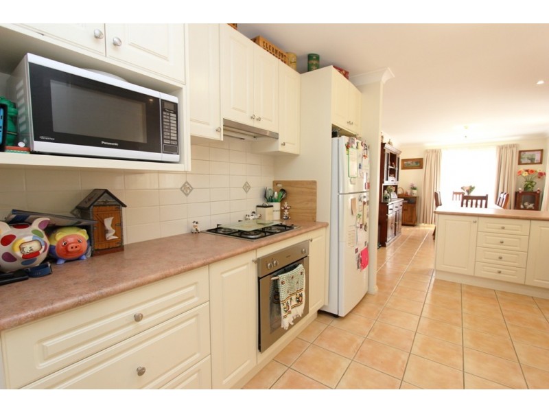 23 Colonial Crt, Laffing Waters NSW 2795