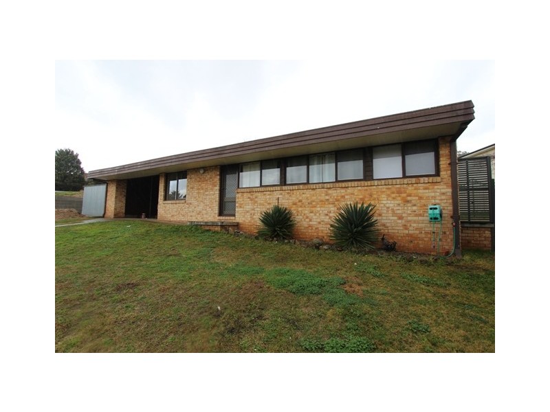 2 DeClouett Pl, Bathurst NSW 2795