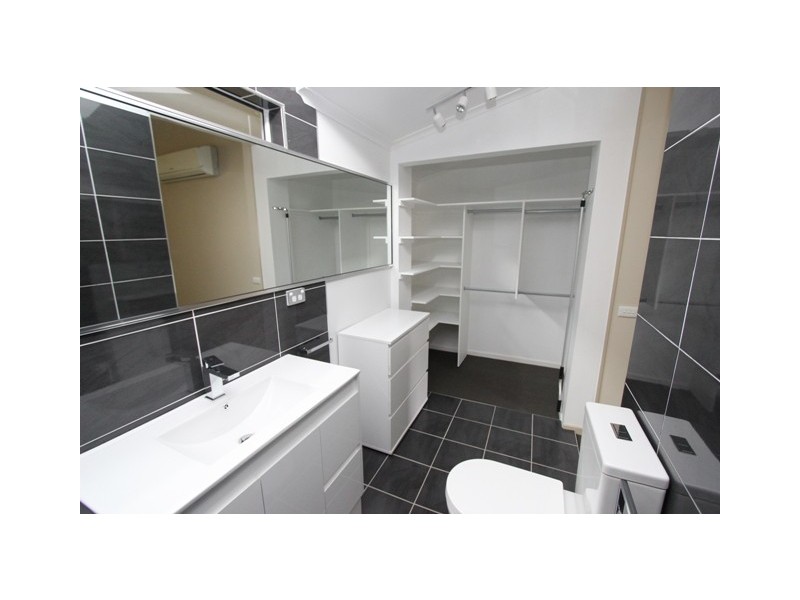 2 DeClouett Pl, Bathurst NSW 2795