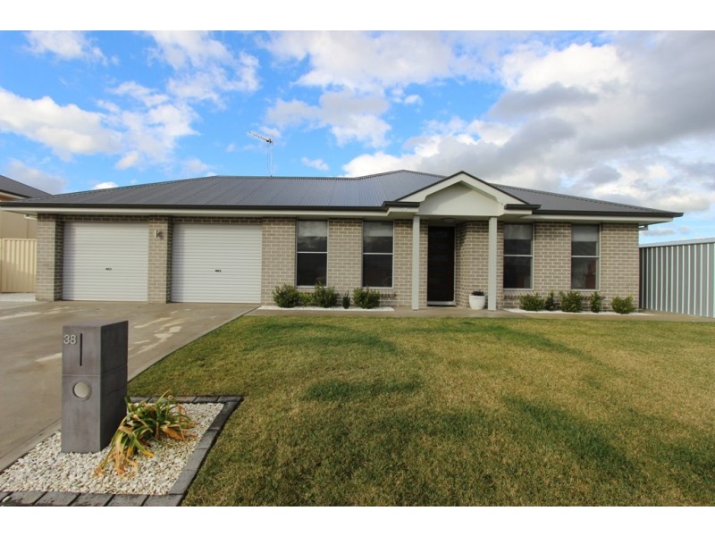 38 Amber Cl, Bathurst NSW 2795