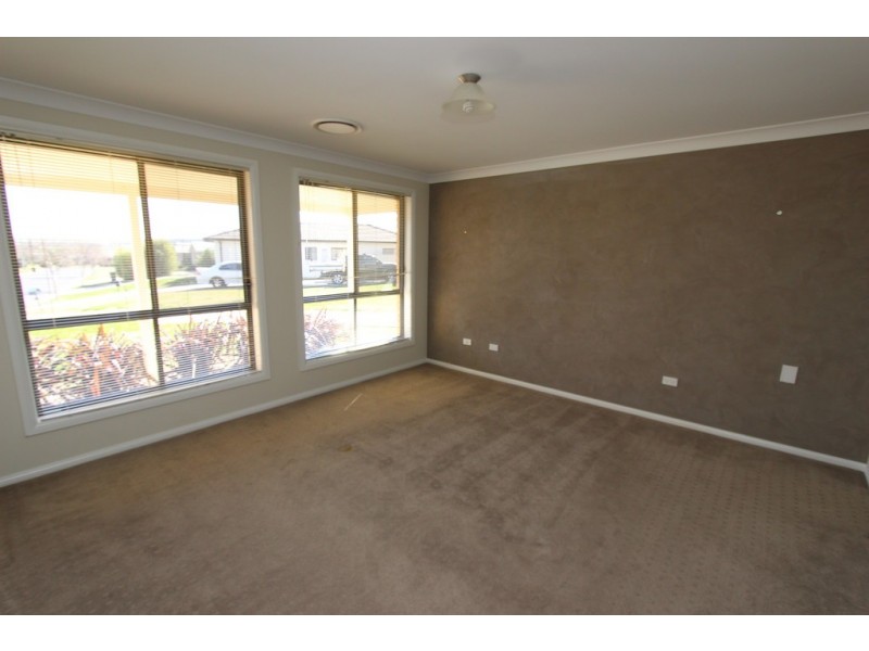 13 Willott Close, Eglinton NSW 2795