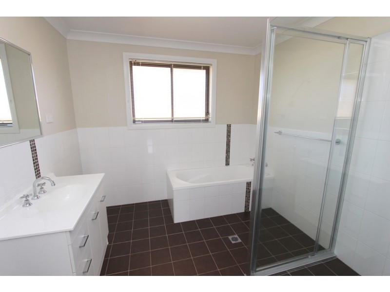 13 Willott Close, Eglinton NSW 2795