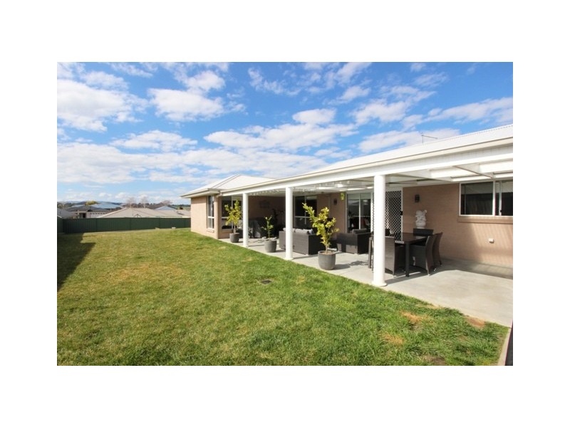 8 Colonial Circuit, Kelso NSW 2795