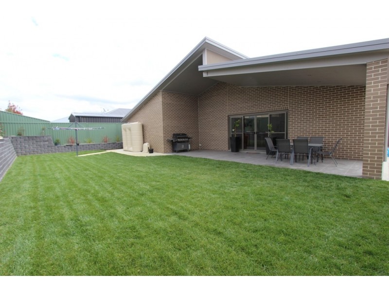 8 Phillip Street, Llanarth NSW 2795