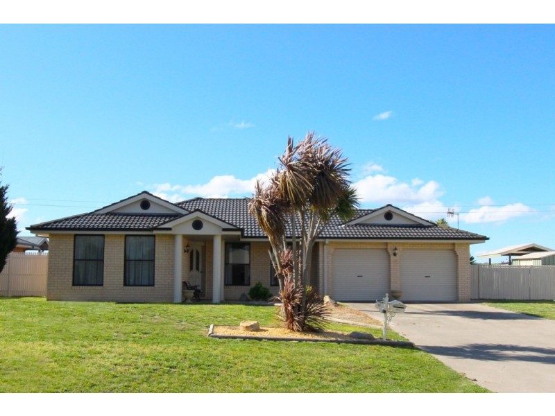 16 McCarthy Close, Eglinton NSW 2795