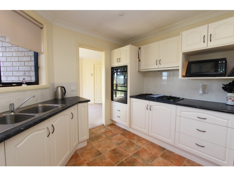 16 McCarthy Close, Eglinton NSW 2795