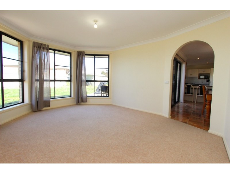 16 McCarthy Close, Eglinton NSW 2795