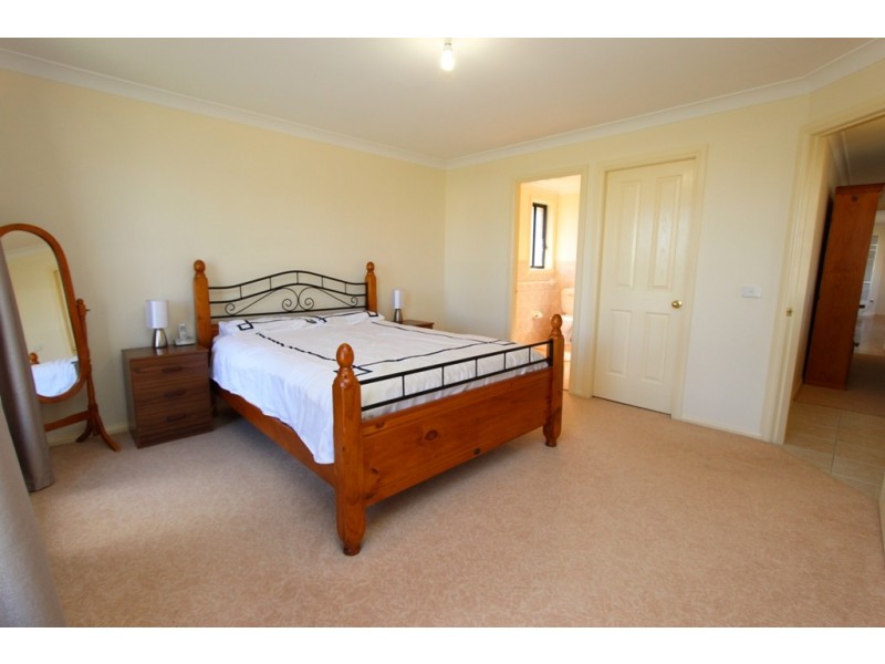 16 McCarthy Close, Eglinton NSW 2795