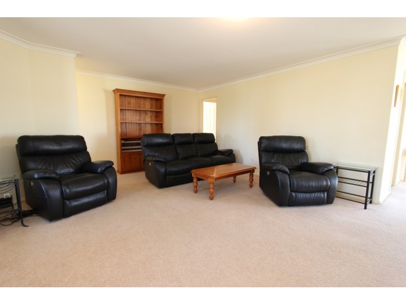 16 McCarthy Close, Eglinton NSW 2795