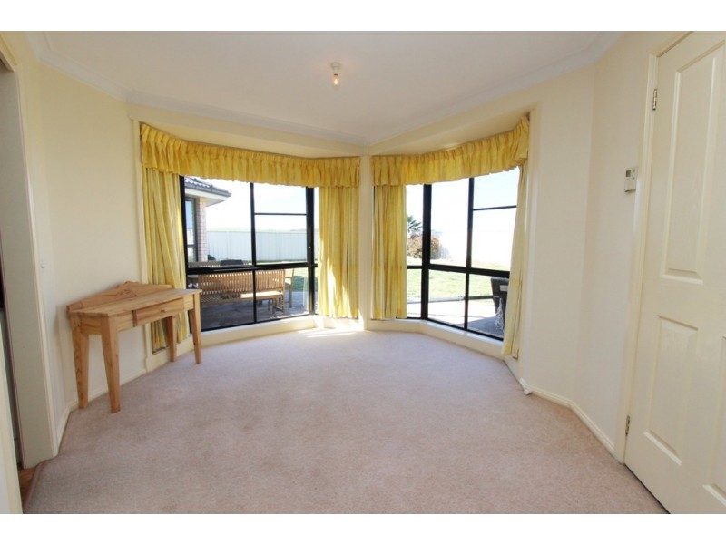 16 McCarthy Close, Eglinton NSW 2795