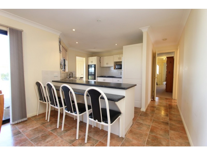 16 McCarthy Close, Eglinton NSW 2795