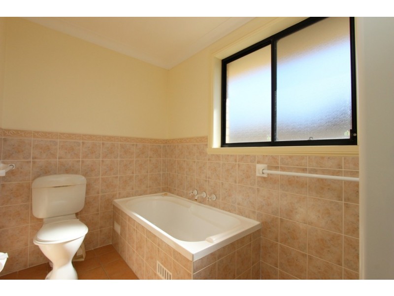 16 McCarthy Close, Eglinton NSW 2795