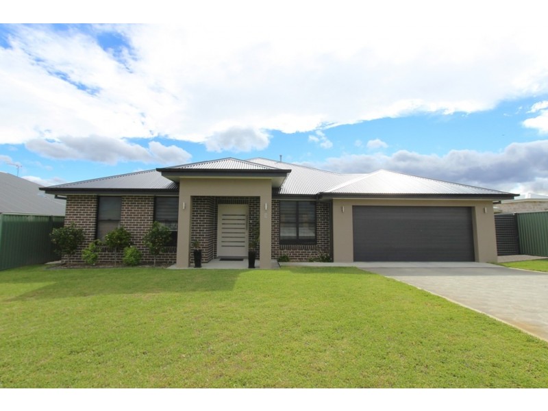 6 Knight Place, Llanarth NSW 2795