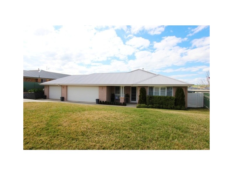 8 Colonial Crt, Bathurst NSW 2795