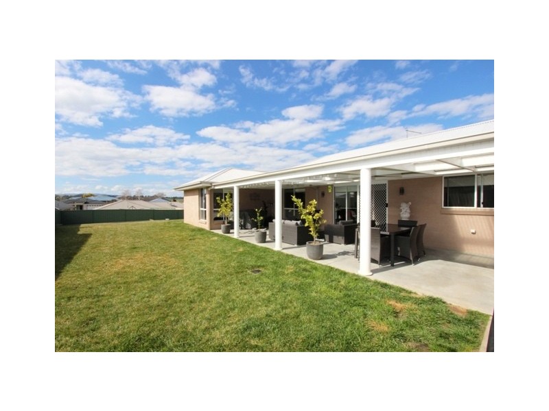 8 Colonial Crt, Bathurst NSW 2795