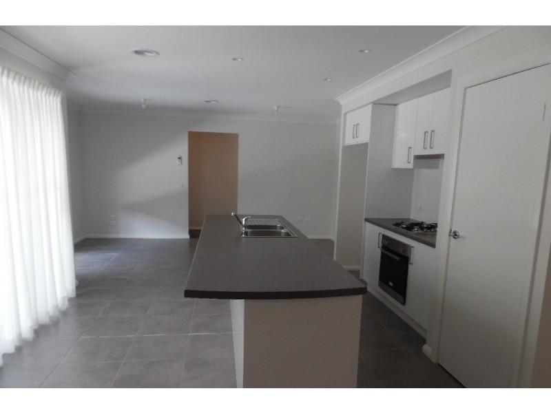 11 Amber Cl, Bathurst NSW 2795