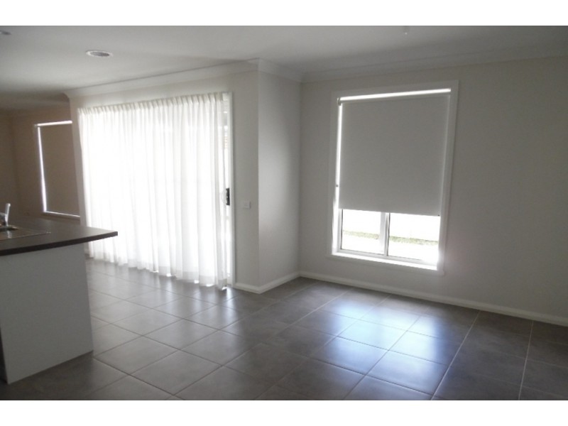 11 Amber Cl, Bathurst NSW 2795