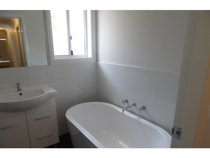 11 Amber Cl, Bathurst NSW 2795