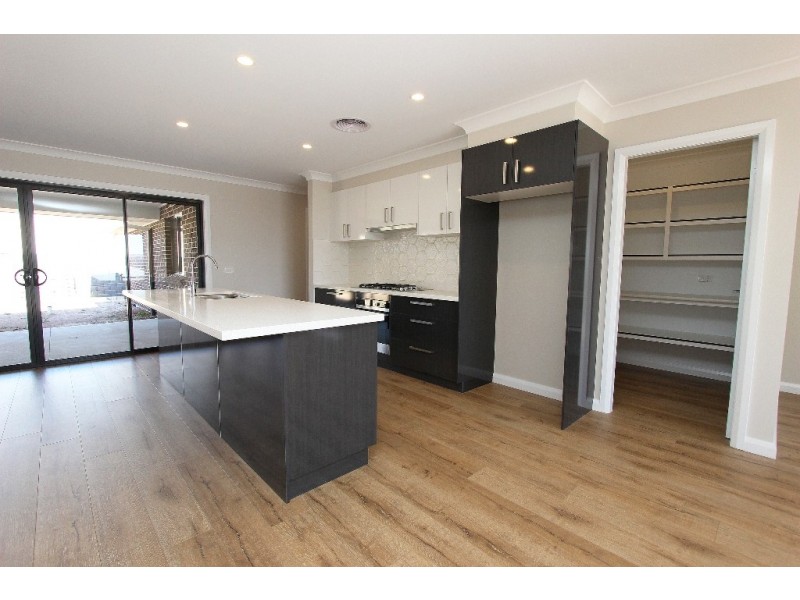 6 McGillian Dr, Bathurst NSW 2795