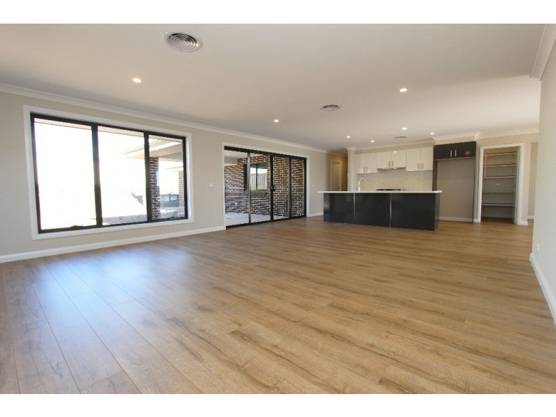 6 McGillian Dr, Bathurst NSW 2795