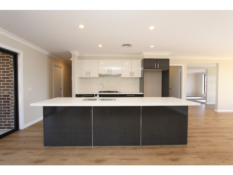 6 McGillian Dr, Bathurst NSW 2795