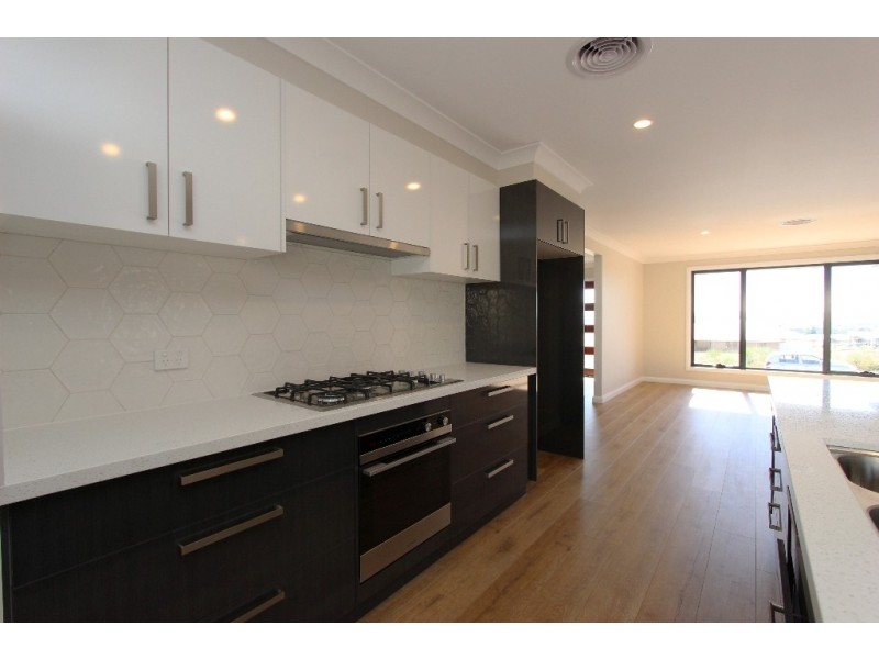 6 McGillian Dr, Bathurst NSW 2795