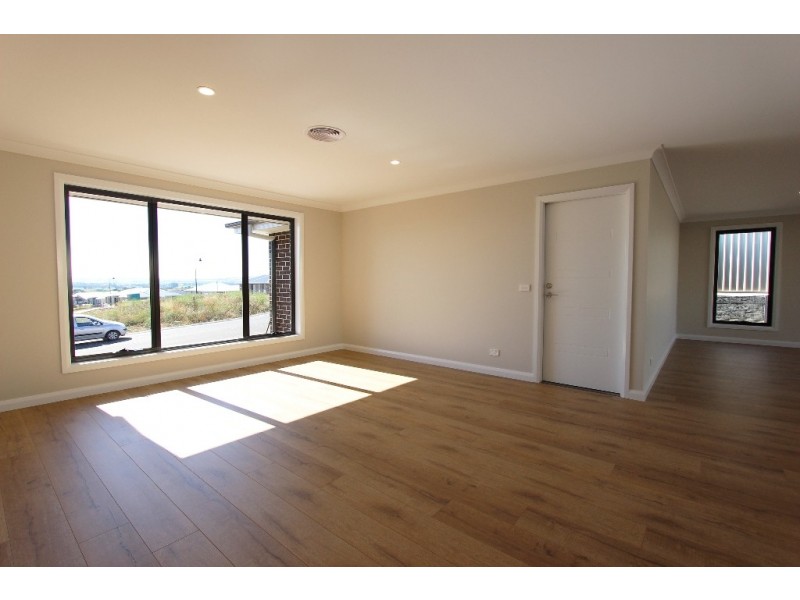 6 McGillian Dr, Bathurst NSW 2795