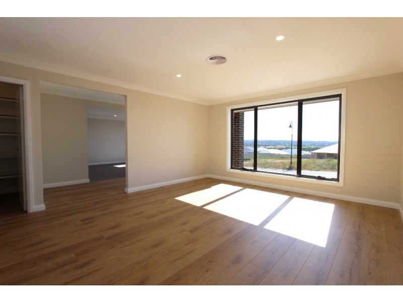 6 McGillian Dr, Bathurst NSW 2795